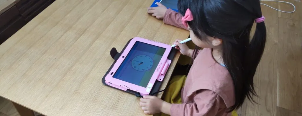 スマイルゼミをしている年中さん